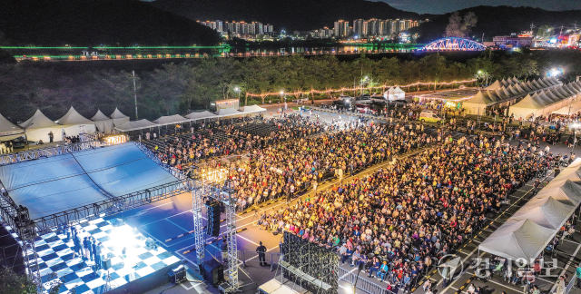 제20회 백운호수축제’가 28~29일 이틀간 의왕시 백운호수 일대에서 화창한 날씨 속에 개최됐다. 행사장을 가득 메운 시민들이 유명 가수의 공연을 감상하며 가을밤 정취를 만끽하고 있다. 조주현·홍기웅기자