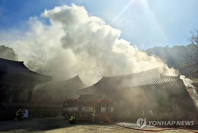 29일 오전 광주 동구 무등산 증심사 내 공양간에서 불이 나 소방 당국이 진화 작업을 하고 있다. [연합뉴스]