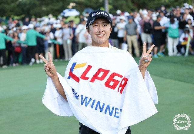 마다솜이 하나금융그룹 챔피언십 우승 확정 후 포즈를 취하고 있다./KLPGA