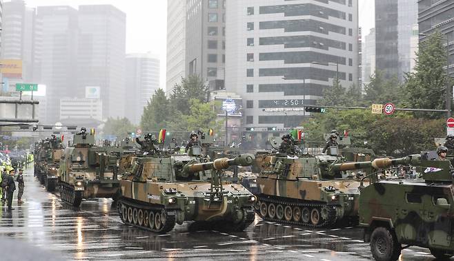 건군 75주년 국군의 날 기념행사가 26일 오후 서울 중구 세종대로 일대에서 진행되는 가운데 기계화 부대 군장병들이 시가행진을 벌이고 있다. 2023.09.26 [사진공동취재단]