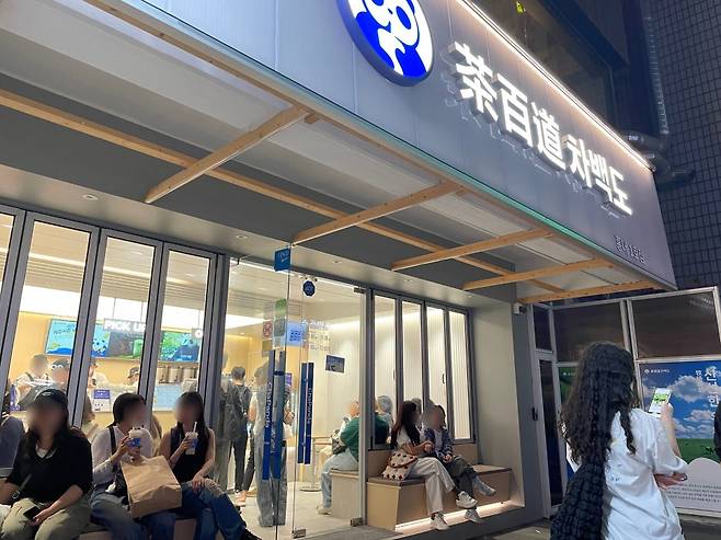 지난 25일 서울 마포구 홍대입구역 인근의 중국 밀크티 브랜드 차백 매장이 손님들로 붐비고 있다. 전새날 기자