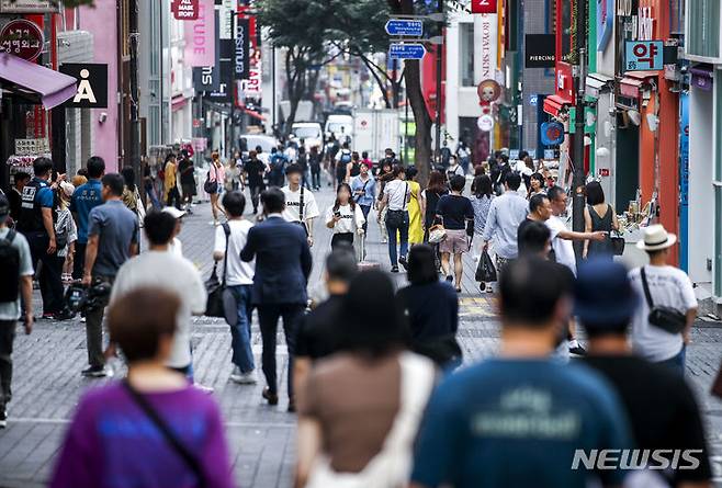 [서울=뉴시스] 정병혁 기자 = 서울 중구 명동거리가 여행객들로 붐비고 있다. 2023.08.14. jhope@newsis.com