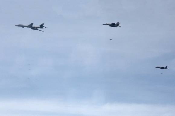 국내에서 ‘죽음의 백조’라 불리는 미 B-1B 전략폭격기가 5일 한반도로 전개해 국내 사격장에 정밀유도폭탄인 ‘합동직격탄’(JDAM)을 투하하고 있다. 2024.6.6 국방부 제공