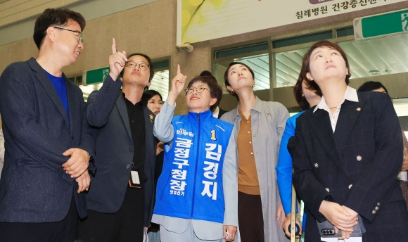 민주당 의료대란특위 “침례병원 정상화로 부산 공공의료 확충” - 더불어민주당 의료대란대책특별위원회가 29일 부산 금정구 옛 침례병원에서 10·16 금정구청장 보궐선거에 출마한 김경지(왼쪽 세 번째) 민주당 후보와 ‘침례병원 정상화를 위한 부산 공공의료 현장 간담회’를 갖고 현장을 둘러보고 있다. 부산 연합뉴스