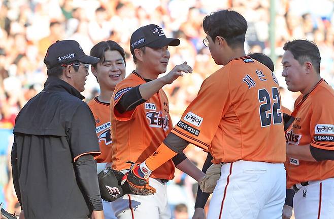 ▲ 한화 이글스 동료들과 마운드에서 마지막으로 인사하는 정우람 ⓒ 연합뉴스