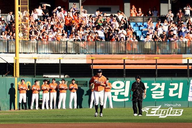 한화 이글스가 29일 대전 한화생명 이글스파크에서 NC 다이노스를 상대로 2024 신한 SOL 뱅크 KBO 리그 최종전을 치렀다. 은퇴 경기를 치른 정우람(가운데)이 선발 등판을 위해 마운드로 뛰어오고 있다.