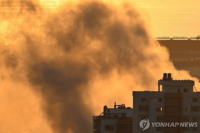 이스라엘군 공습 (AFP 연합뉴스) 28일(현지시간) 이스라엘군 공습에 레바논 수도 베이루트 외곽에서 연기가 피어오르는 모습. 2024.9.29 dk@yna.co.kr