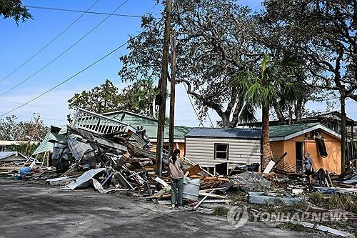 미 플로리다주 호스슈비치의 허리케인 피해 지역 [AFP=연합뉴스.재판매 및 DB금지]