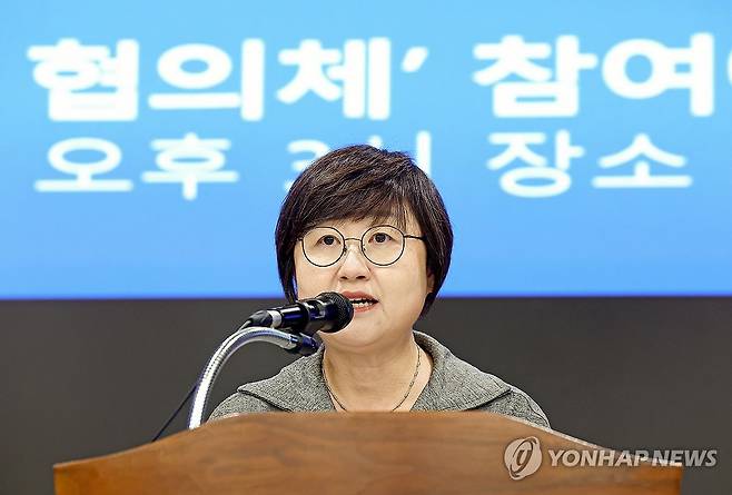 '여야의정 협의체' 의료계 입장문 발표하는 의협 (서울=연합뉴스) 류영석 기자 = 최안나 대한의사협회 대변인이 13일 오후 서울 용산구 대한의사협회 회관에서 의료대란 관련 '여야의정 협의체' 참여에 대한 의료계 공동 입장문을 발표하고 있다. 2024.9.13 ondol@yna.co.kr