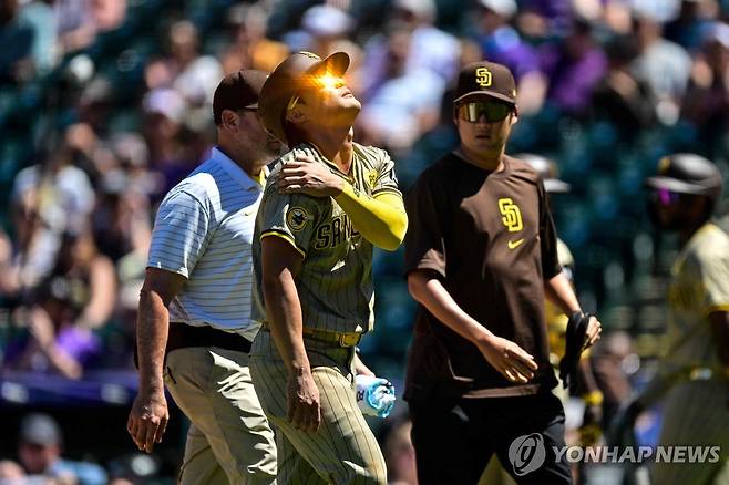 어깨를 붙잡고 더그아웃으로 향하는 김하성  [게티이미지/AFP=연합뉴스 자료사진]