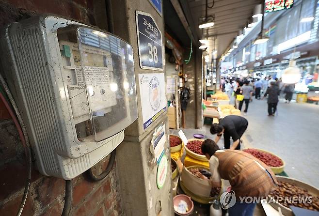 전기료 지원 접수 시작…매출 1억400만원 미만 소상공인까지 (서울=연합뉴스) 류영석 기자 = 소상공인 대상 '제4차 전기요금 특별지원사업' 접수가 시작된 2일 오후 서울의 한 전통시장 점포에 설치된 전기 계량기 모습.
    이번 전기요금 지원 대상은 기존 연 매출 6천만원 이하의 소상공인에서 연 매출 1억400만원 미만의 소상공인으로 확대됐다. 지원 금액은 최대 20만원이다. 2024.9.2 ondol@yna.co.kr