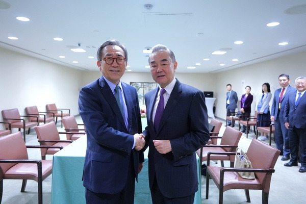 28일(현지시간) 미국 뉴욕에서 만난 조태열 외교장관과 왕이 중국 외교부장 [중국 외교부 제공. 재판매 및 DB 금지]