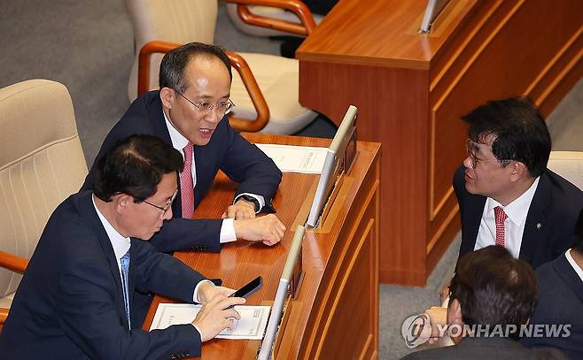 원내지도부와 대화하는 추경호 원내대표 (서울=연합뉴스) 김주형 기자 = 국민의힘 추경호 원내대표가 지난 26일 오후 국회에서 열린 본회의에서 원내지도부와 대화하고 있다. 2024.9.26 kjhpress@yna.co.kr