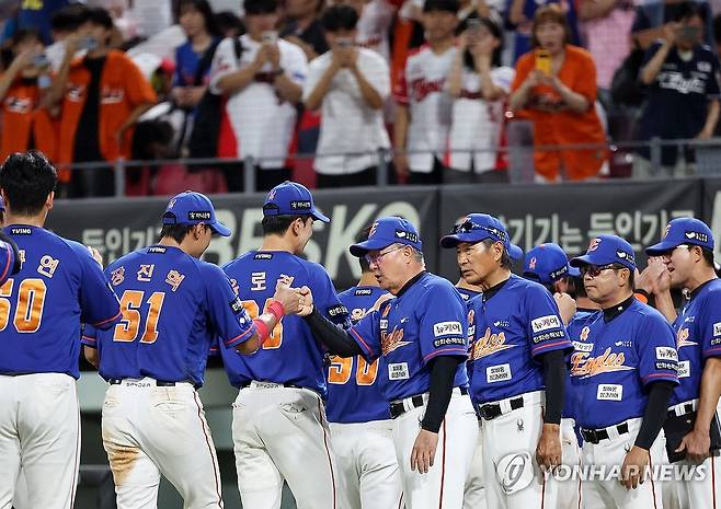 한화 승리 (광주=연합뉴스) 조남수 기자 = 4일 광주기아챔피언스필드에서 열린 프로야구 한화 이글스와 KIA 타이거즈의 경기. 한화 김경문 감독과 코치진이 연장 10회끝에 5-4로 승리한 선수들과 하이파이브 하고 있다. 2024.9.4 iso64@yna.co.kr
