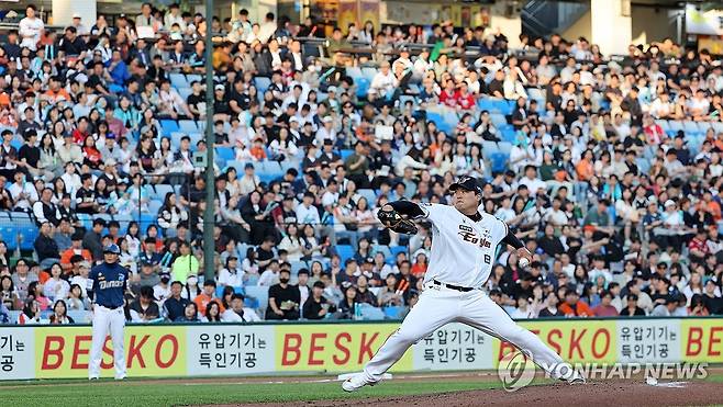 만원 관중 앞 류현진 (대전=연합뉴스) 김준범 기자 = 14일 대전 한화생명이글스파크에서 열린 프로야구 NC 다이노스와 한화 이글스의 경기. 2회초 한화 선발 류현진이 공을 던지고 있다. 한화생명이글스파크는 이날 올 시즌 20번째로 만원 관중을 기록했다. 2024.5.14 psykims@yna.co.kr