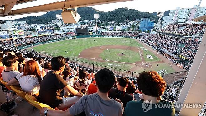 한화생명이글스파크 마지막 경기 (대전=연합뉴스) 김준범 기자 = 29일 프로야구 NC 다이노스와 한화 이글스의 경기가 열린 대전 한화생명이글스파크가 만원 관중으로 가득 차 있다. 한화는 이날을 끝으로 정든 한화생명이글스파크와 작별하고 다음 시즌부터는 신축 구장인 베이스볼 드림파크에 보금자리를 튼다. 2024.9.29 psykims@yna.co.kr