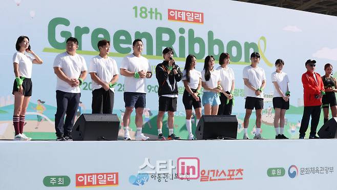 제18회 이데일리 그린리본 희망 페스티벌이 28일 서울 상암 평화의공원 평화광장에서 열렸다. 전 MBC 아나운서 손정은(왼쪽부터), 유도 코치 황희태, 유도 선수 이준환, 배우 구성환, 배우 임시완, 래퍼 나다, 가수 소유미, 배우 박지안, 축구선수 출신 크리에이터 정주일, 김주현, 가수 김흥국, 인플루언서 정서진이 소감을 밝히고 있다.(사진=노진환 기자)