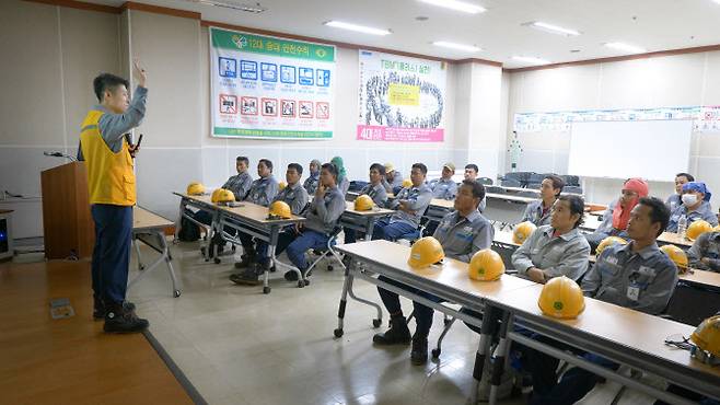 태국에서 온 외국인 근로자들이 전담 코디네이터로부터 안전교육을 듣고 있는 모습. (사진=한화오션)