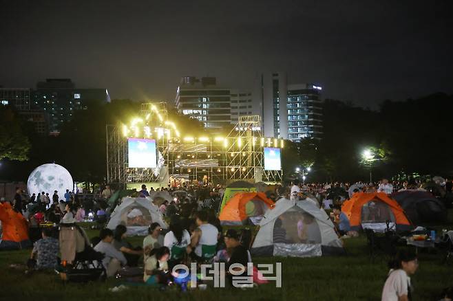 지난 28~29일 열린 ‘2024 페스티벌 광명’에서 시민들이 텐트를 치고 공연을 관람하고 있다.(사진=광명시)