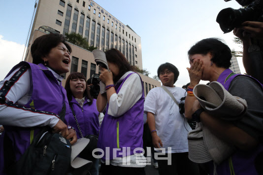 30일 오후 서울 마포구 서울서부지방법원에서 열린 이태원 참사 부실 대응 관련 1심 선고에서 박희영 용산구청장이 무죄를 선고받자 이태원참사 유가족들이 눈물을 보이고 있다.(사진=이데일리 이영훈 기자)