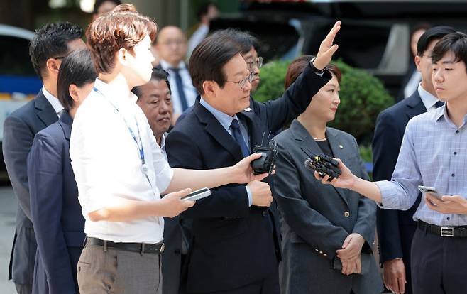 이재명 더불어민주당 대표가 30일 오후 서울 서초구 서울중앙지법에서 열린 위증교사 혐의 관련 1심 결심공판에 출석하기 위해 법정으로 향하며 지지자들을 향해 손을 흔들고 있다. (사진=연합뉴스)