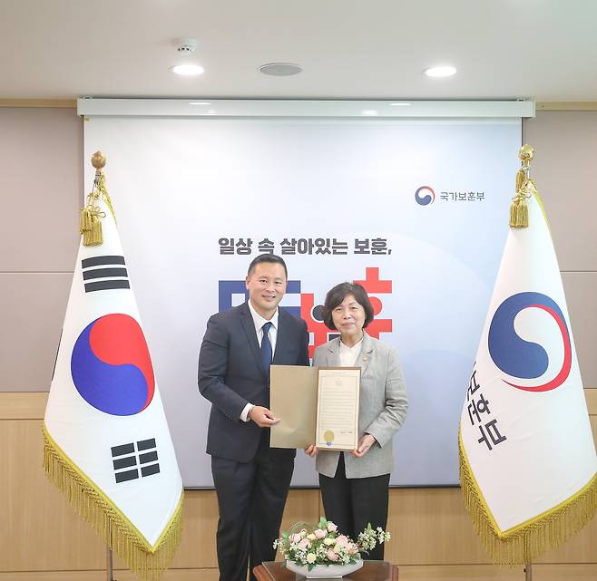 강정애 국가보훈부 장관이 30일 서울지방보훈청에서 론 김 미 뉴욕주 하원의원에게 '유관순의 날' 제정에 대한 감사장을 수여하고 기념촬영을 하고 있다.(국가보훈부 제공)