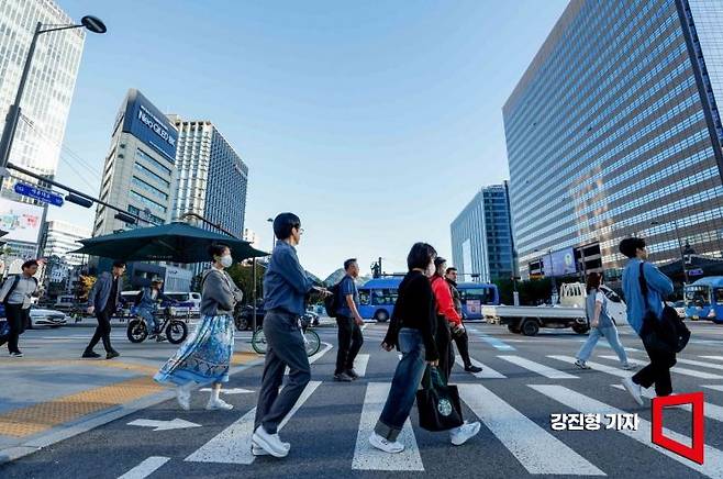 23일 서울 종로구 세종로 네거리에서 직장인들이 긴소매와 겉옷 등을 입고 출근하는 모습. 사진=강진형 기자aymsdream@