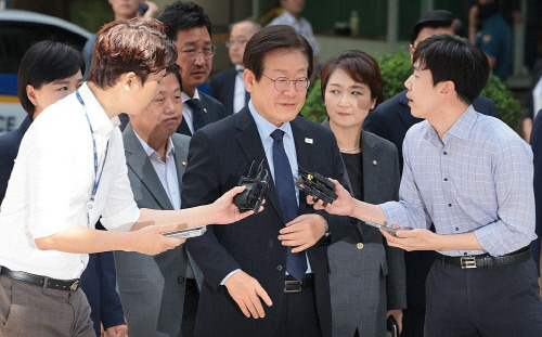 더불어민주당 이재명 대표가 30일 오후 서울 서초구 서울중앙지법에서 열린 위증교사 혐의 관련 1심 결심공판에 출석하기 위해 법정으로 향하고 있다. 연합뉴스