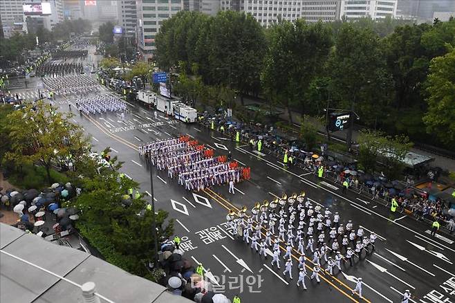 지난해 9월 26일 건군 75주년 국군의 날 기념행사가 서울 중구 세종대로 일대에서 진행되는 가운데 군 장병 및 장비들이 시가행진을 벌이고 있다. ⓒ사진공동취재단