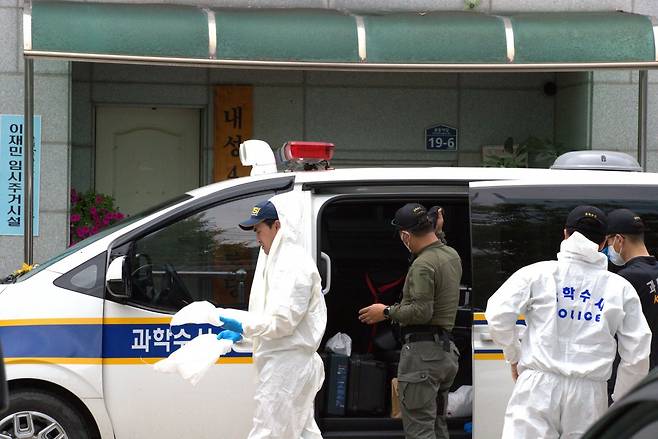 17일 경북 봉화군 봉화읍 내성4리 경로당에서 경북경찰 과학수사대가 현장감식을 하고 있다. 2024.7.17. 뉴스1