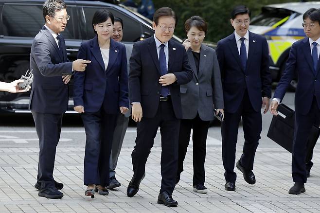 [서울=뉴시스] 이재명 더불어민주당 대표가 30일 서울 서초구 서울중앙지방법원에서 열린 ‘검사 사칭 위증교사 혐의’ 결심 공판에 출석하고 있다. 2024.09.30. photocdj@newsis.com