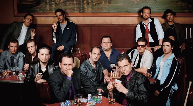 2007년 미국 경제 전문지 ‘포천’의 표지로 쓰인 ‘페이팔 마피아’ 사진. 맨 앞 두 명이 일론 머스크와 함께 페이팔을 창업한 피터 틸(왼쪽)과 맥스 레브친이다. /포천