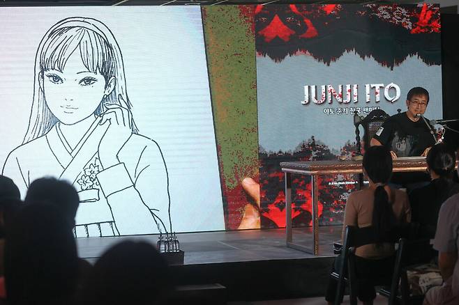 이토 준지가 27일 서울 마포구 엘시(LC)타워에서 열린 팬미팅에서 ‘토미에’ 주인공 토미에를 즉석에서 그리고 있다. 연합뉴스