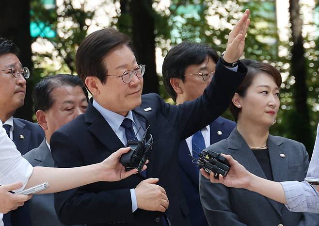 이재명 더불어민주당 대표가 30일 오후 서울 서초구 서울중앙지법에서 열린 위증교사 혐의 관련 1심 결심공판에 출석하며 지지자들에게 손을 흔들고 있다. 신소영 기자 viator@hani.co.kr