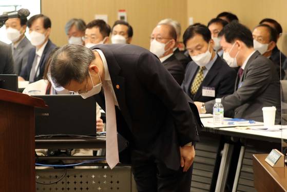 이종호 과학기술정보통신부 장관이 지난 2022년 국정감사에서 카카오 서비스 장애와 관련해 사과하고 있다. 연합뉴스