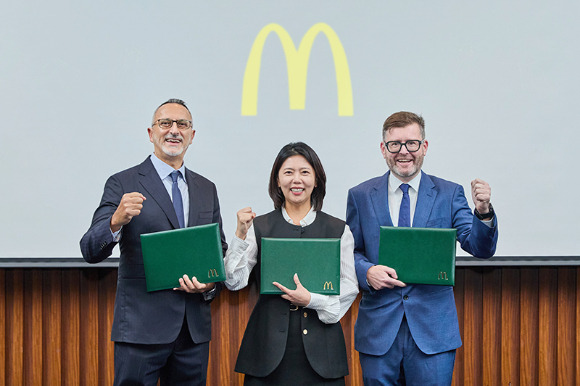 한국맥도날드가 카타르의 '카말 알 마나'와 전략적 파트너십을 체결했다. 왼쪽부터 한국맥도날드 전략적 파트너 카말 알 마나, 김기원 한국맥도날드 대표이사, 스탠 헤이튼스 글로벌 맥도날드 아시아 사업부 사장. [사진=한국맥도날드]