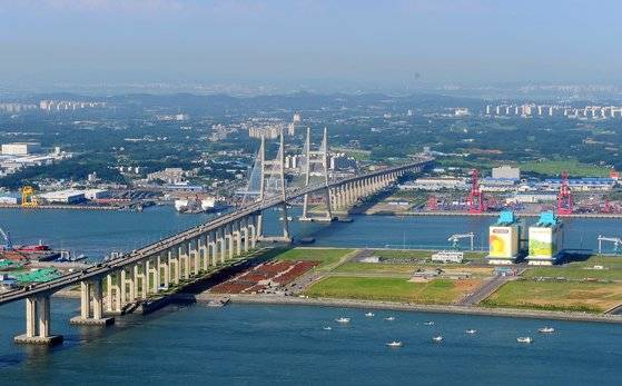올 연말 충남 내륙을 남북으로 연결하는 철도와 고속도로가 잇따라 개통하면서 수도권 접근성이 개선되고 서해대교 만성 정체도 해소될 것으로 기대된다. [사진 충남도]