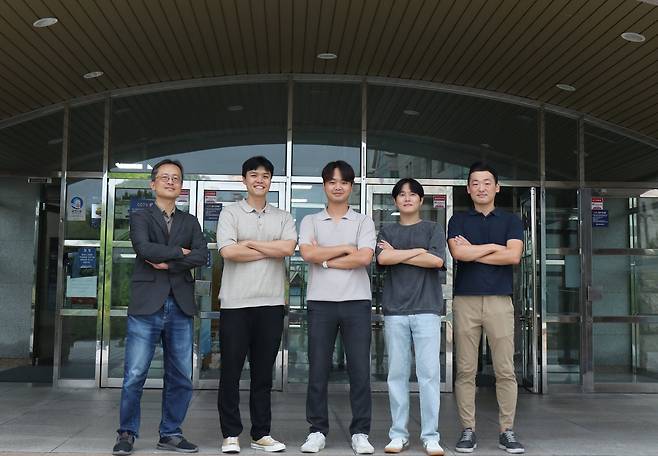 (왼쪽부터) 연세대 김종백 교수, 배규빈 연구원, 김규빈 연구원, 홍정훈 연구원, 유기준 교수