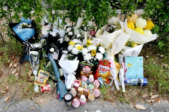 지난 28일 오후 전남 순천시 조례동 한 도로변 화단에서 '10대 여성 살인사건' 피해자를 추모하기 위해 시민들이 놓아둔 꽃과 과자 등. 뉴스1