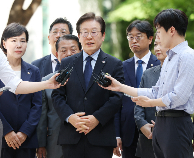 ▲ 더불어민주당 이재명 대표가 30일 오후 서울 서초구 서울중앙지법에서 열린 위증교사 혐의 관련 1심 결심공판에 출석, 취재진 질문에 답하고 있다. 연합뉴스