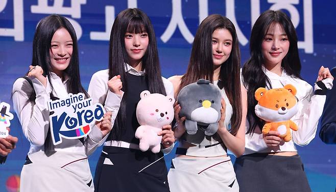 인기 아이돌 뉴진스가 지난 7월11일 서울 용산구 그랜드하얏트 호텔에서 2024 한국관광 명예 홍보대사로 위촉된 후 인형을 들고 기념 촬영하고 있다. 연합뉴스