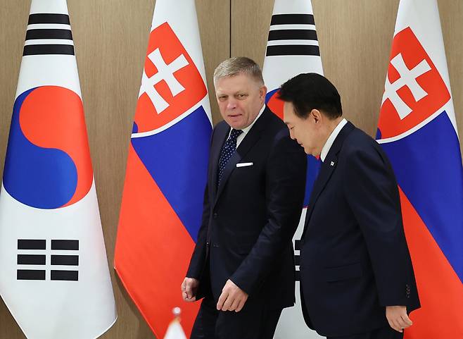 President Yoon Suk Yeol (right) is seen with Slovakia's Prime Minister Robert Fico duirng their summit held at Yoon's office in Seoul on Monday. (Pool photo by Yonhap)