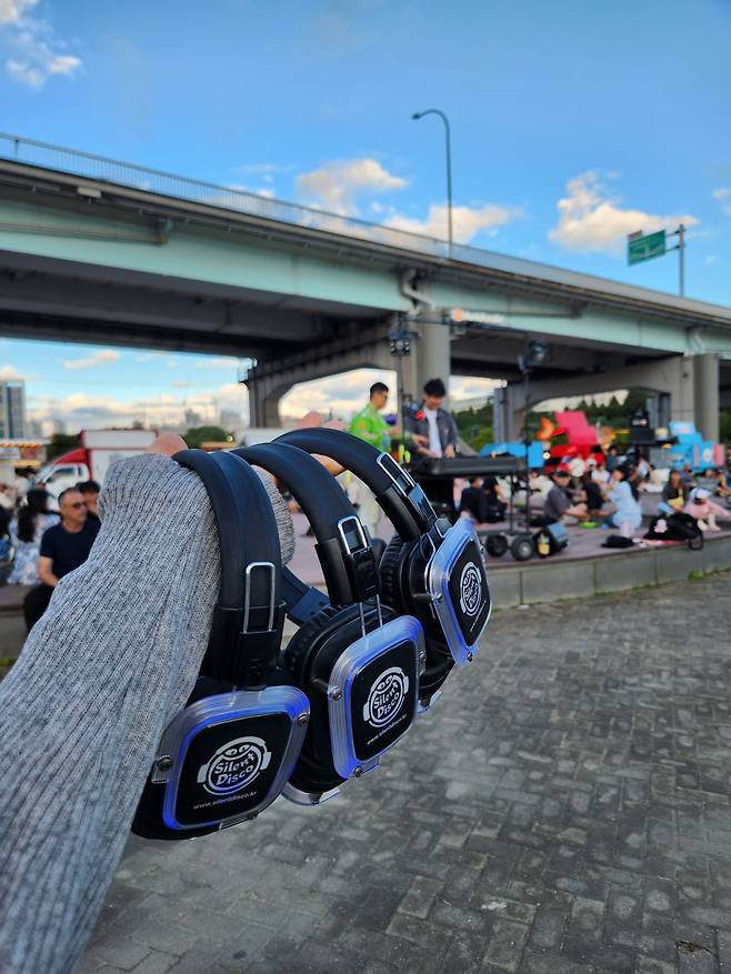 Silent Disco's blue wireless headphones (Song Seung-hyun/The Korea Herald)