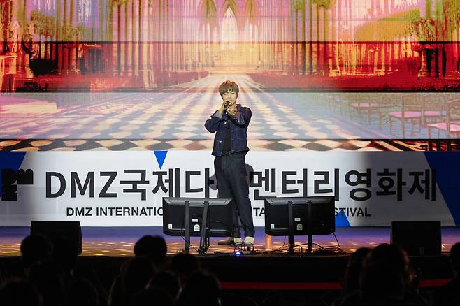 Singer Jung Dong-ha performs during the opening ceremony of the 16th DMZ International Documentary Film Festival held at the Imjingak Pyeonghwa-Nuri on Thursday. [DMZ DOCS]