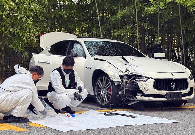 Officials from the National Forensic Service conduct a examination of the Maserati involved in a fatal hit-and-run drunk driving accident in Gwangju last Wednesday. [YONHAP]