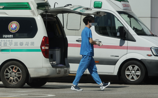 29일 서울 시내의 한 대학병원 응급의료센터로 구급대원이 움직이고 있다.  [이승환 기자]