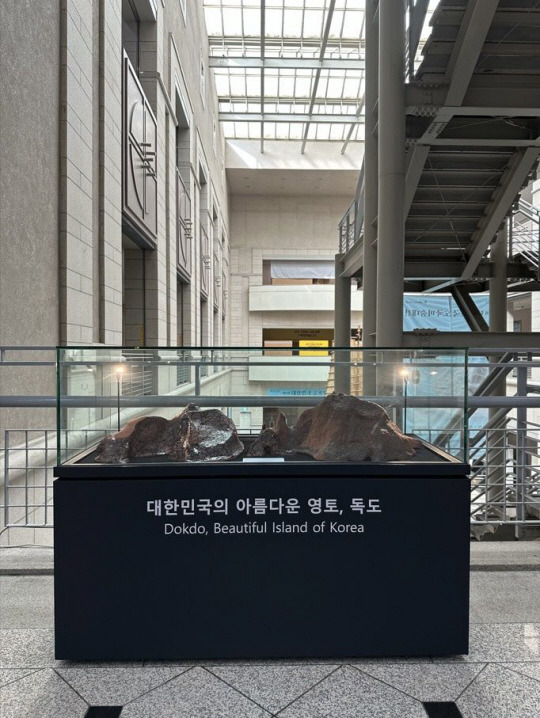 보존처리가 완료된 독도모형이 서울 용산 전쟁기념관 2층 중앙홀 계단 옆 공간에 4개월 만에 전시돼 있다.전쟁기념사업회 제공