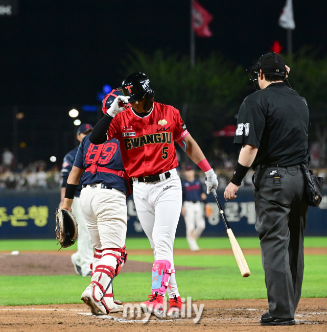 2024년 9월 25일 광주기아챔피언스필드에서 '2024 신한 SOL Bank KBO리그, 삼성 라이온즈와 KIA 타이거즈의 경기가 열렸다. KIA 김도영이 삼진을 당한 뒤 아쉬워하고 있다./광주=유진형 기자 zolong@mydaily.co.kr