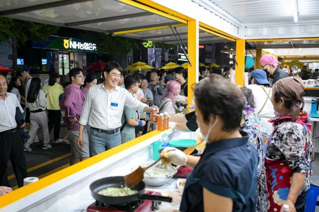 노관규 시장이 29일 푸드앤아트 축제장을 찾아 시민들과 인사를 나누고 있다.