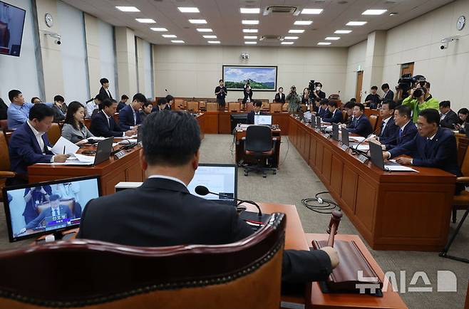 [서울=뉴시스] 고승민 기자 = 안호영 국회 환노위원장이 30일 서울 여의도 국회에서 국정감사 증인 채택의 건 등을 안건으로 열린 제3차 환경노동위원회 전체회의를 주재하고 있다. 2024.09.30. kkssmm99@newsis.com